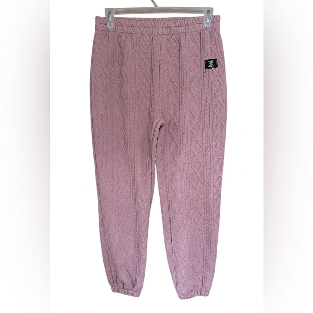 Elegant Pink Cable Knit Sweater Set - Picture 3 of 8